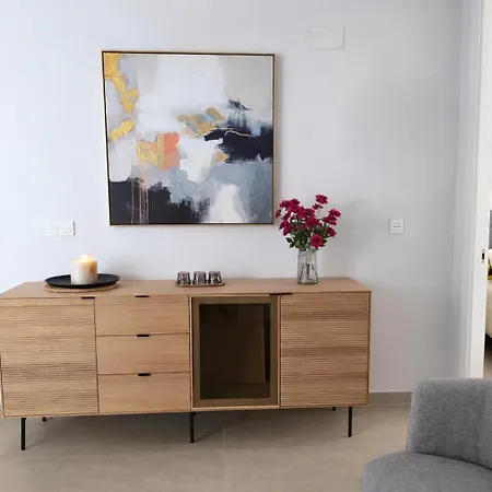 Sunny Waves & Coast 2 Apts, 6br, Ac & Heated Pool شقة تورّيفيِخا