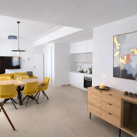 Sunny Waves & Coast 2 Apts, 6br, Ac & Heated Pool Appartement