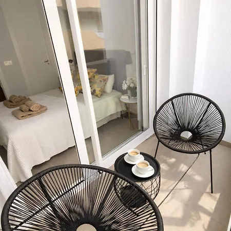 Sunny Waves & Coast 2 Apts, 6br, Ac & Heated Pool تورّيفيِخا