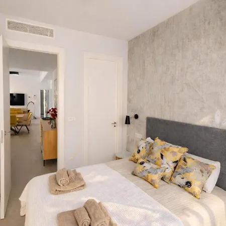 Sunny Waves & Coast 2 Apts, 6br, Ac & Heated Pool Διαμέρισμα *