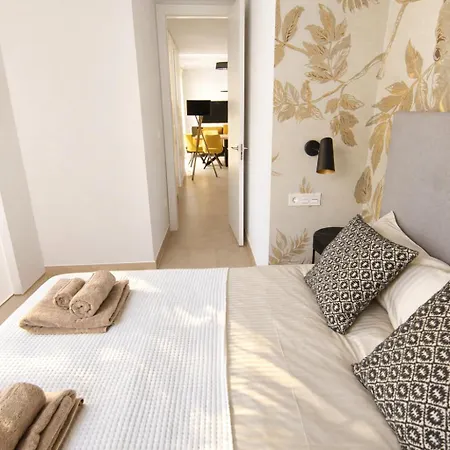 Sunny Waves & Coast 2 Apts, 6br, Ac & Heated Pool تورّيفيِخا