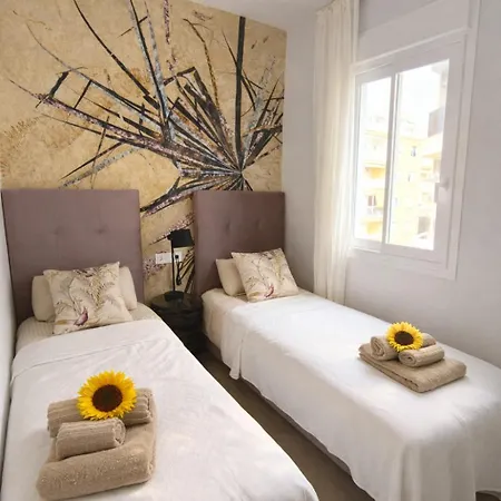Sunny Waves & Coast 2 Apts, 6br, Ac & Heated Pool Appartement
