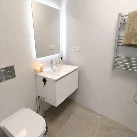 Sunny Waves & Coast 2 Apts, 6br, Ac & Heated Pool Διαμέρισμα *