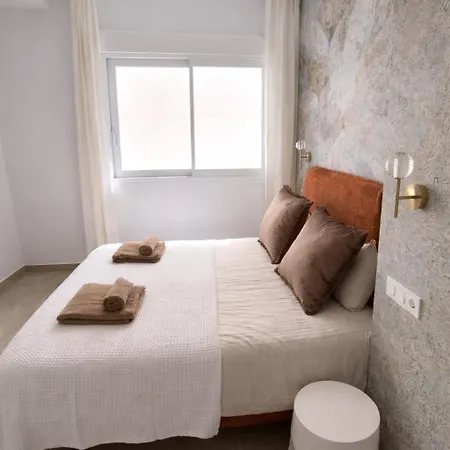 Sunny Waves & Coast 2 Apts, 6br, Ac & Heated Pool تورّيفيِخا