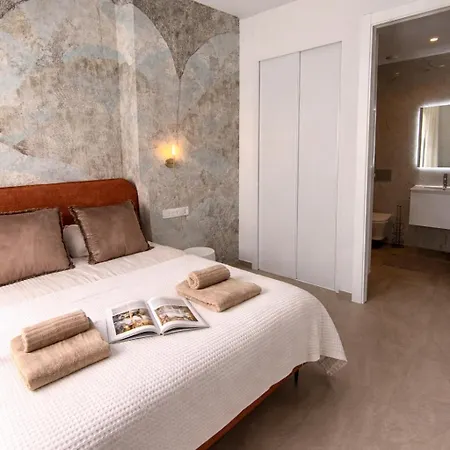 Sunny Waves & Coast 2 Apts, 6br, Ac & Heated Pool Appartement