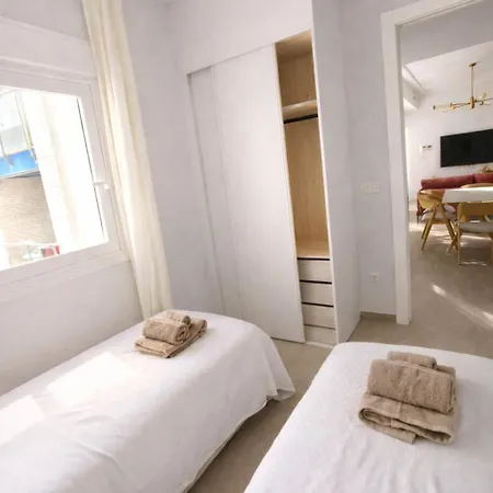 Sunny Waves & Coast 2 Apts, 6br, Ac & Heated Pool شقة تورّيفيِخا
