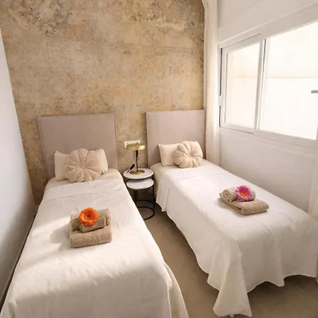 Sunny Waves & Coast 2 Apts, 6br, Ac & Heated Pool شقة