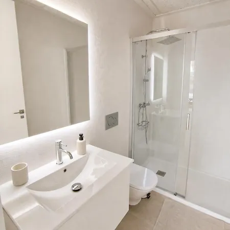 Sunny Waves & Coast 2 Apts, 6br, Ac & Heated Pool شقة تورّيفيِخا